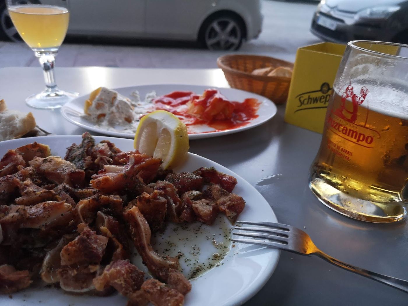 Oreja de cerdo crujiente a la plancha con especias y limón.